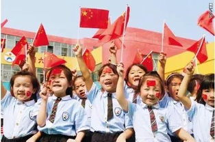 西藏定日县小朋友捡到国旗后高举的温暖瞬间 西藏定日县小朋友捡到国旗后高举的温暖瞬间