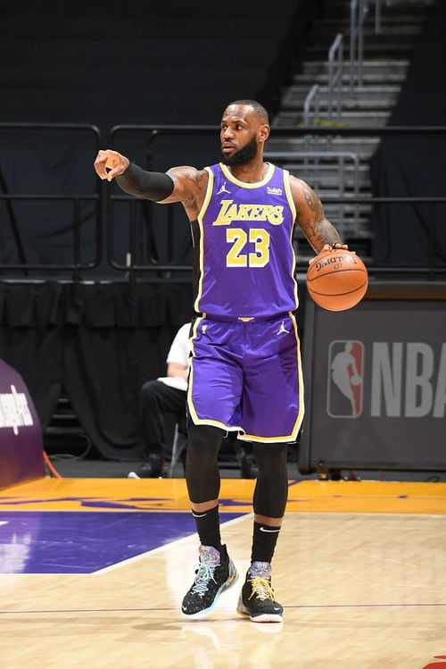 浓眉大显神威，22中14独得29分，16篮板5助攻的全面表现引领球队胜利