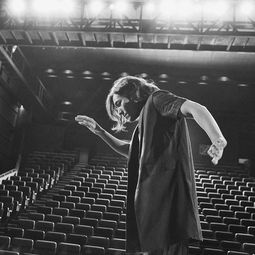 全球风靡的向佐标准手势，引领潮流的独特魅力