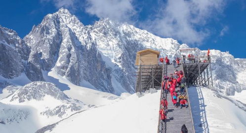 74岁刘晓庆勇攀玉龙雪山，岁月无疆的攀登之旅